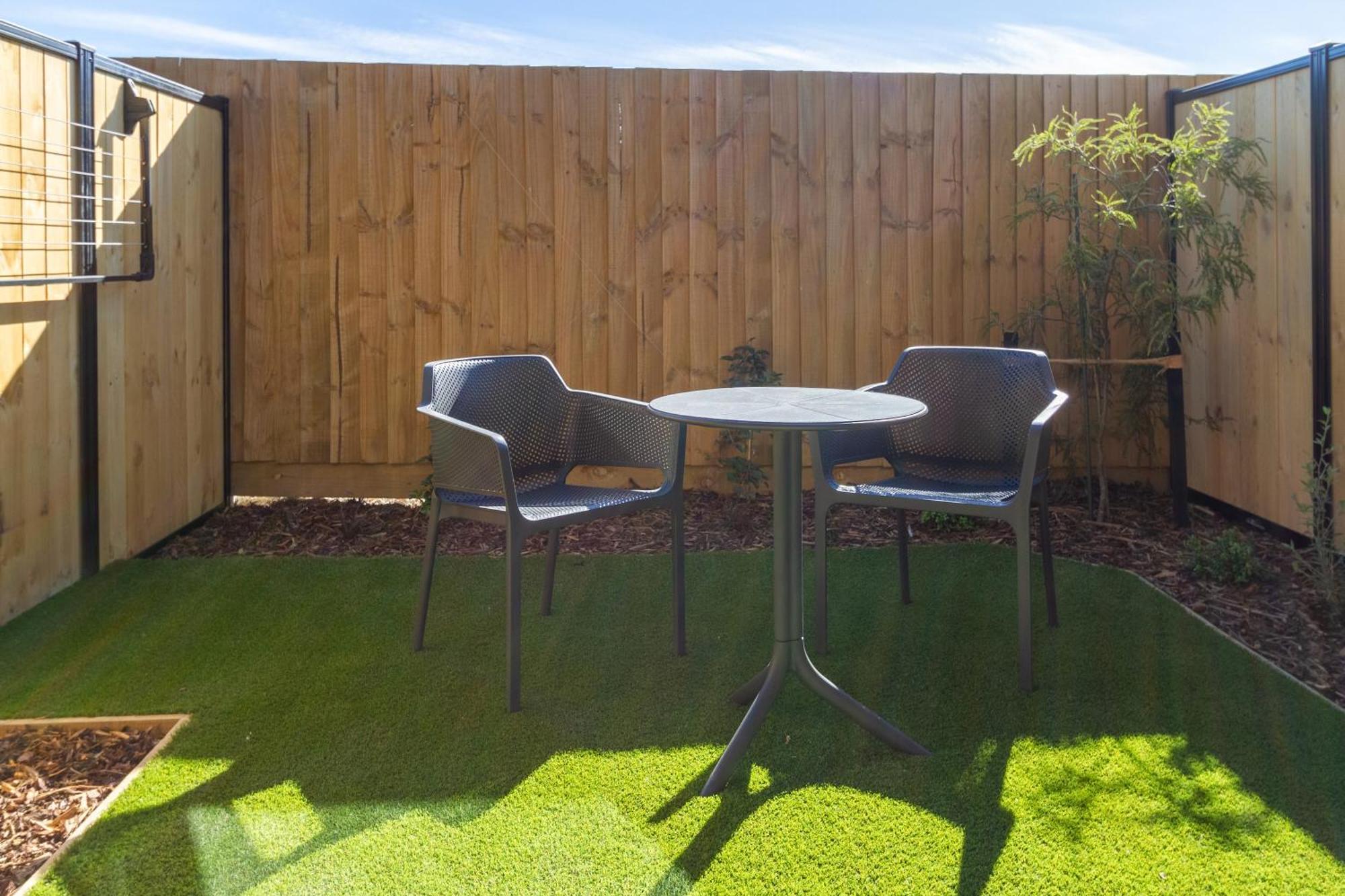 Downtown Delight: Studio At 8 Wilmer With Backyard Christchurch Exterior foto